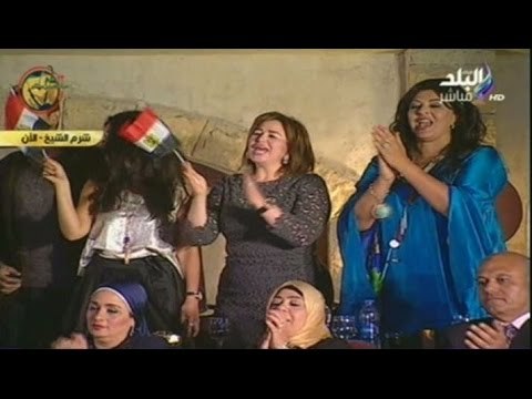 شاهد...المسرح يشتعل بحماسة الجماهير عند غناء إيهاب توفيق أغنية تسلم الأيادي