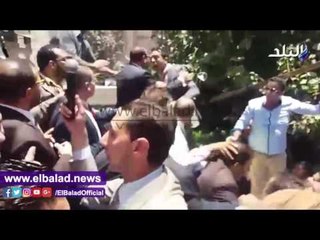 صدى البلد |  اشتباكات بين مؤيدو ومعارضو عاشورامام نقابة المحاميين