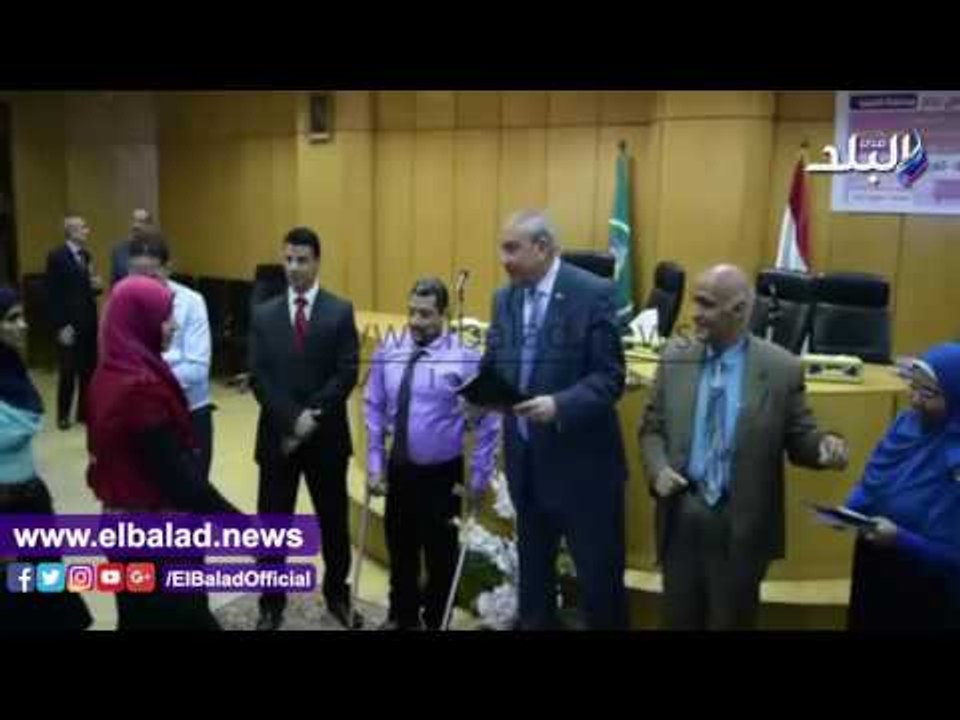 صدى البلد |  محافظ المنيا يسلم 55 عقد عمل للفتيات ضمن مشروع مبادرة العناية بصحة الأم والطفل