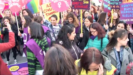 Günün görüntüsü Eskişehir’de...Hem polislik hem de annelik görevini aksatmadı