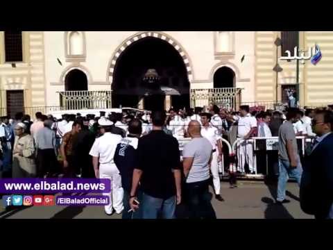 صدى البلد | لحظة وصول جثمان حكمدار العاصمة الي مسجد السيدة نفيسة