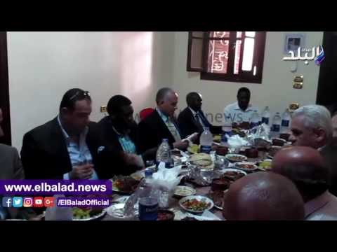 صدى البلد | وزيرا الرى المصرى والكينى يتناولا الغذاء بمنزل فلاح بالفيوم
