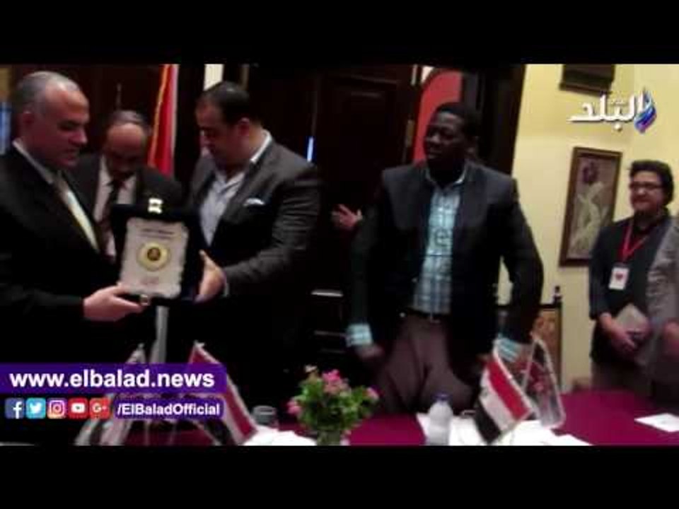 صدى البلد | محافظ الفيوم يهدى درع المحافظة لوزي...