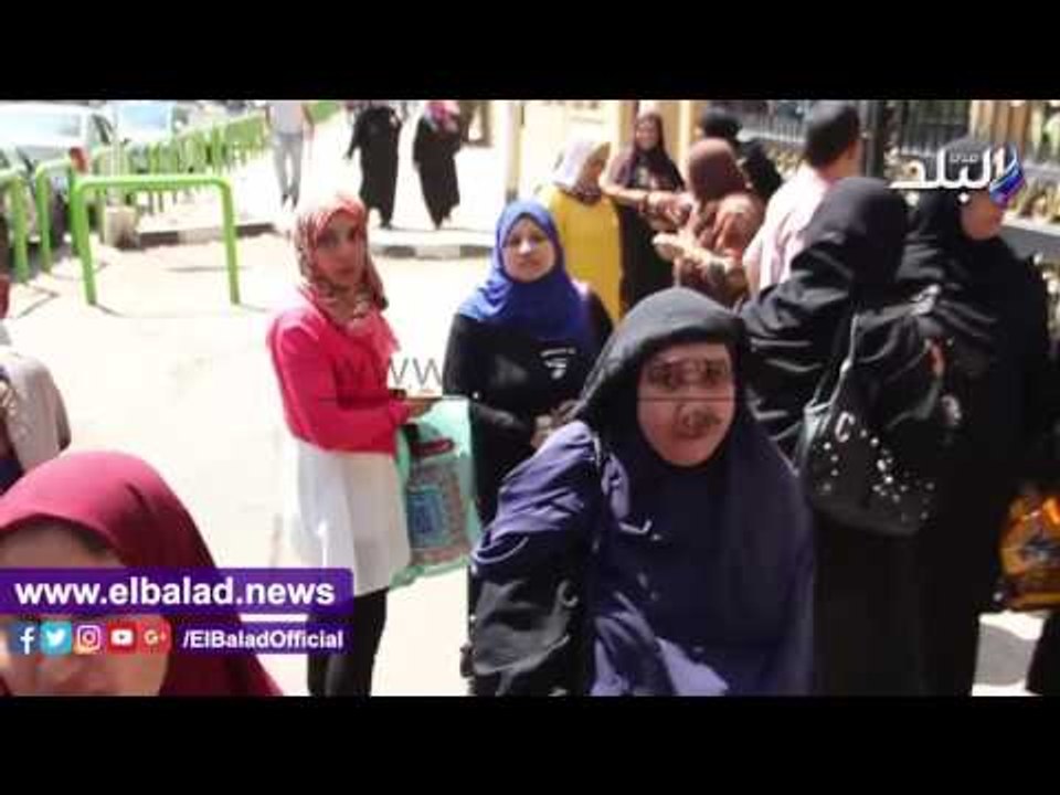 صدى البلد | موظفة بالتشجير تنهار فى البكاء أمام بوابات وزارة الزراعة