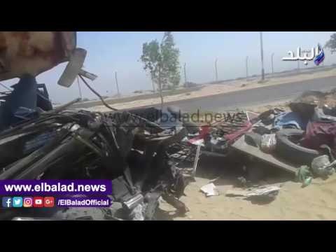 صدى البلد | رفع أثار حادث تصادم سيارتين علي طريق مطار سوهاج الدولي.