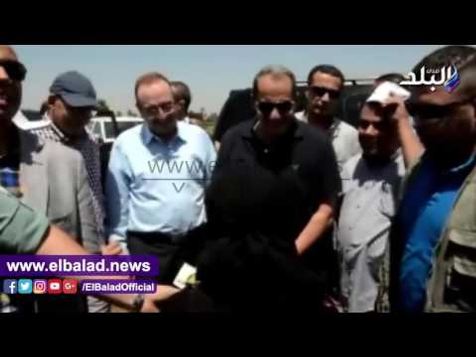 صدى البلد | وزير الزراعة ومحافظ بني سويف يفتتحان موسم جني القطن بـ «سدس»