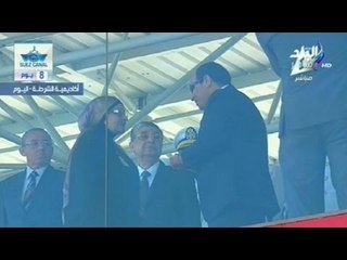 بالفيديو .. الرئيس ‏السيسي‬ يقام من مكانه مرتين لتحية والدة الشهيد محمد جمال والمقدم ساطع النعماني