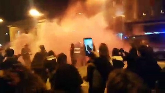 Los Mossos se ven obligados a cargar contra las feministas radicales en Manresa