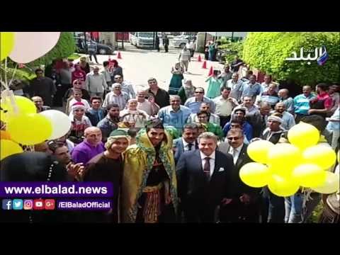صدى البلد | إستقبال رئيس جامعة بنها الجديد بالزغاريد والورود