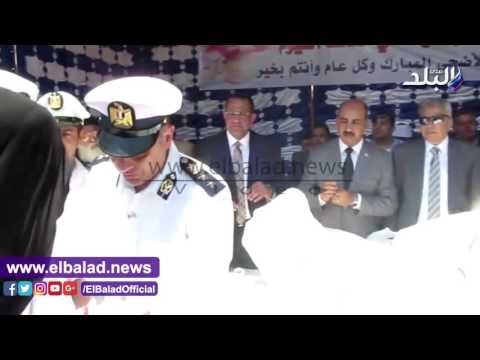 صدى البلد | محافظ الفيوم والجيش والشرطة يشهدون توزيع الكراتين الغذائية على الأسر الأولى بالرعاية