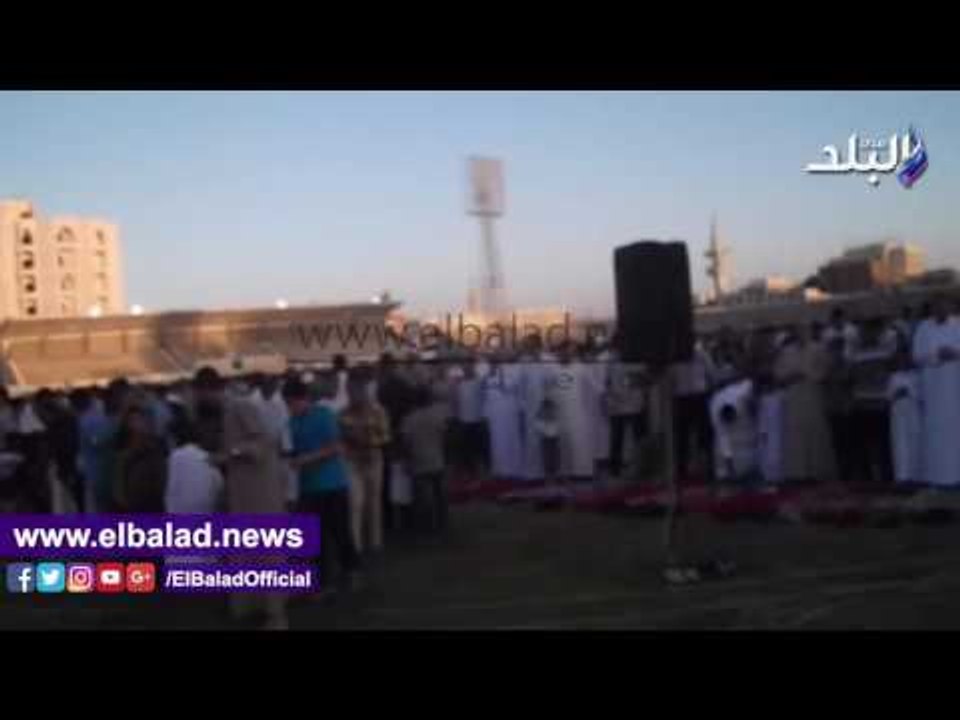 صدى البلد |  محافظ سوهاج ومدير الأمن يؤديان صلاة العيد بحضور 15 إلف