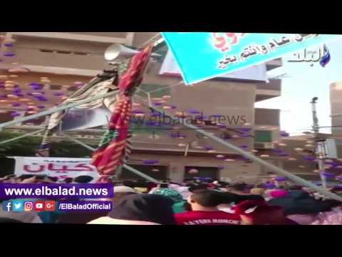 صدى البلد |شباب يوزعون 3 آلاف «بلونة» أمام استاد شبين الكوم
