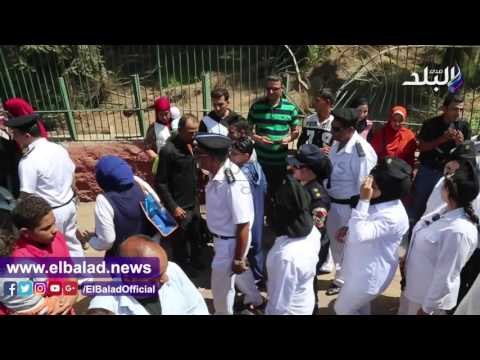 صدى البلد | الشرطة النسائية تلتقط الصور مع المواطنين بحديقة الحيوان