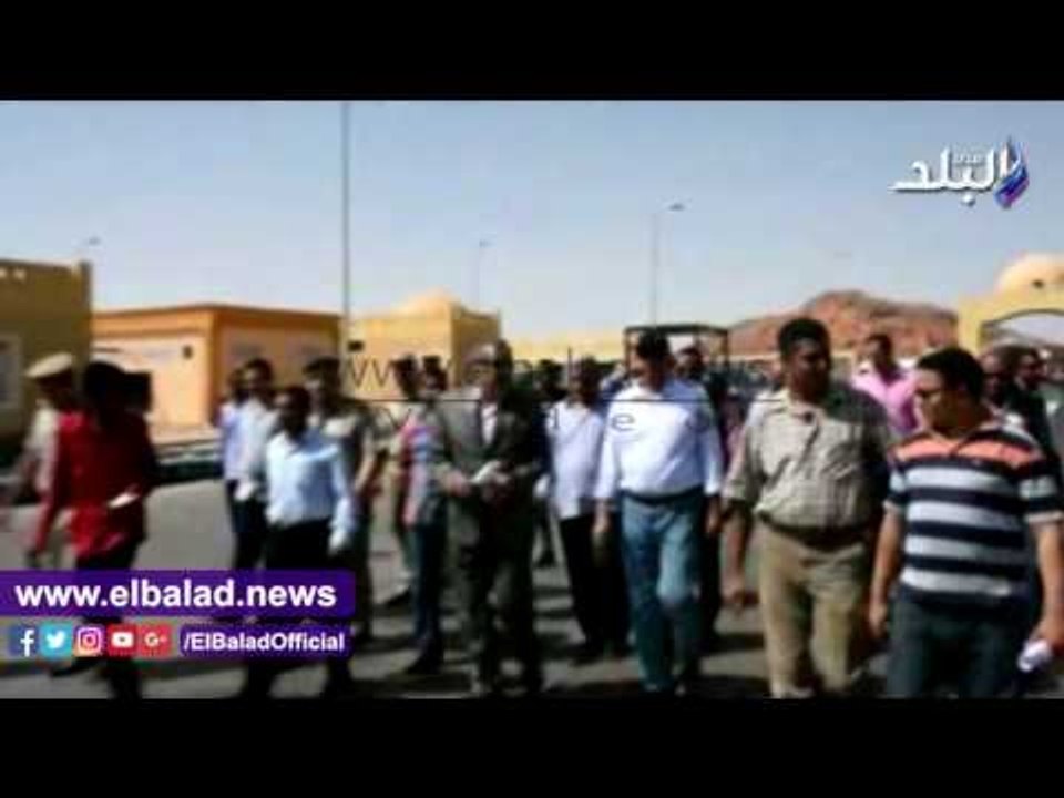 صدى البلد | محافظ أسوان يتفقد منفذ قسطل البرى ويستمع لمطالب العاملين