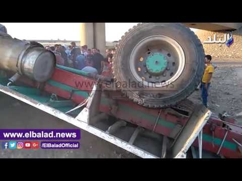 صدى البلد | مصابان في انقلاب سيارة نقل من أعلى كوبري البليدة