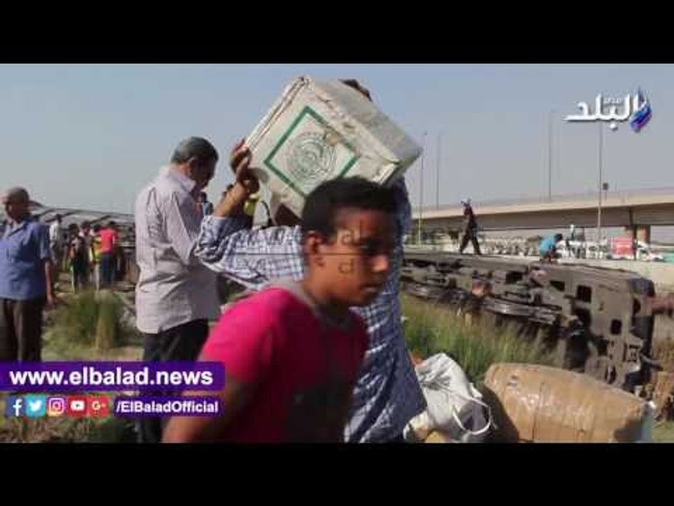 صدى البلد | أهالي العياط يساعدون العمال لنقل طرود البريد المبعثرة على القضبان