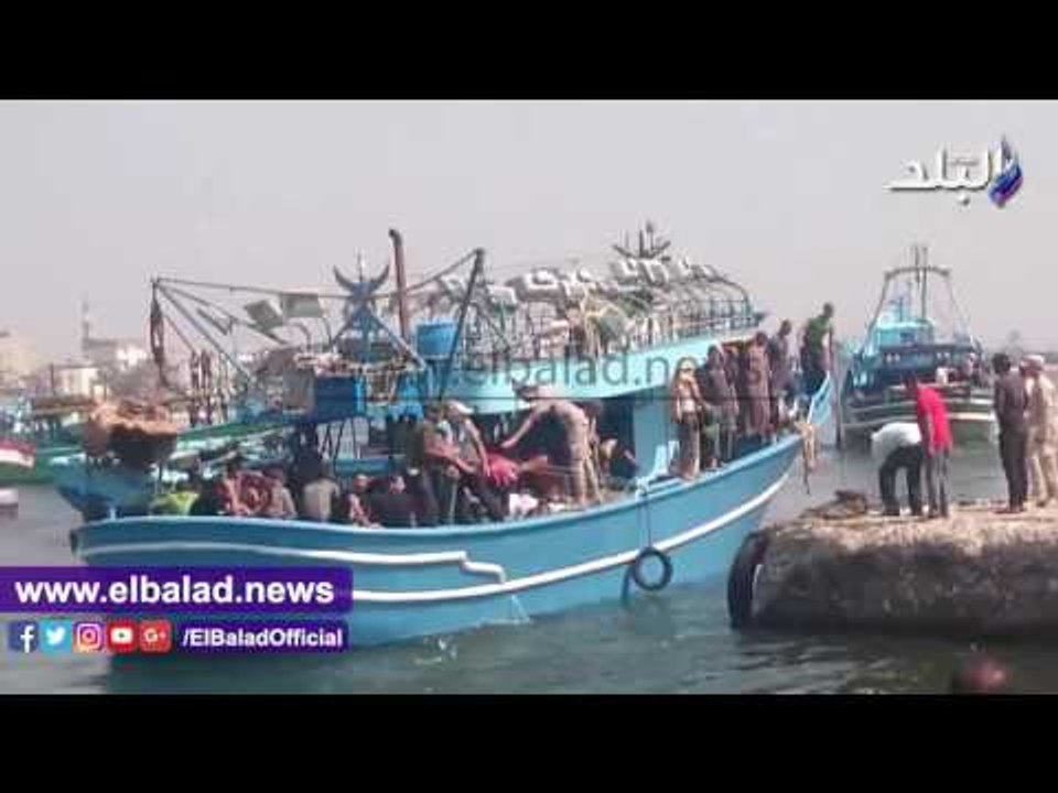 صدى البلد | سيدة تعثر على ابنها بين الناجيين من مركب "رشيد"