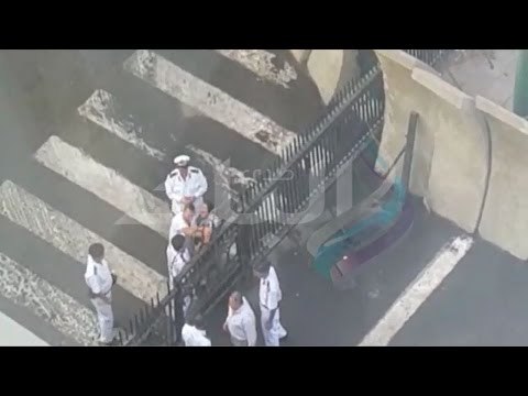 شاهد.. ضابط شرطة يعتدي بوحشية على سيدة أمام مجلس الوزراء | صدى البلد