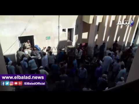 صدى البلد | مأمور شرطة رشيد يساعد أهالي الضحايا في التعرف على ذويهم بعد انتشال الجثث