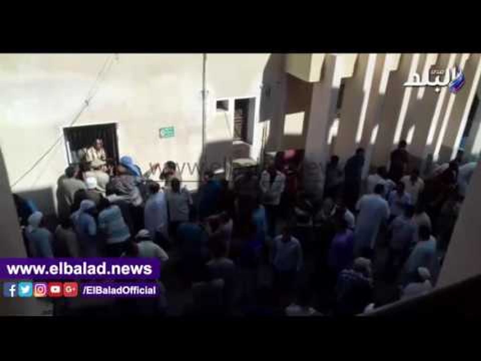 صدى البلد | مأمور شرطة رشيد يساعد أهالي الضحايا في التعرف على ذويهم بعد انتشال الجثث