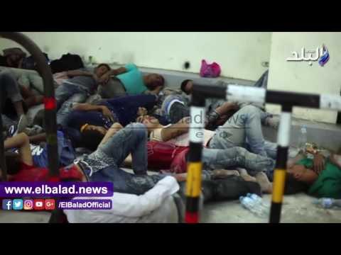 صدى البلد .. عشرات الناجين من غرق مركب الموت برشيد يفترشون الارض داخل قسم الشرطة