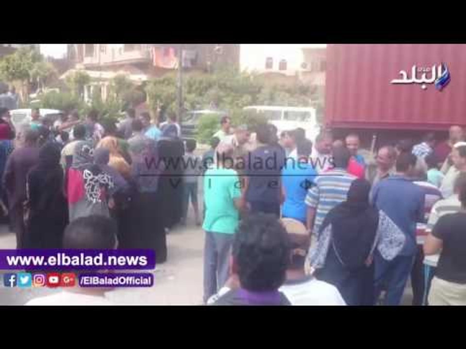 صدى البلد | تجمهر المئات من أولياء أمور مدرسة فى المحلة بسبب الكثافة الطلابية