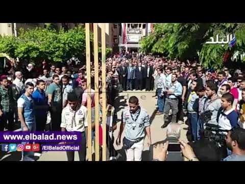 صدى البلد | وزير التعليم العالى ورئيس جامعة بنها يؤديان تحية العلم.