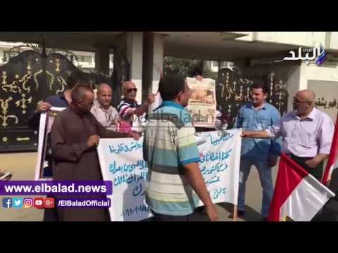 صدى البلد |مؤيدو مبارك يهتفون أمام المعادى العسكري بنحبك يا ريس