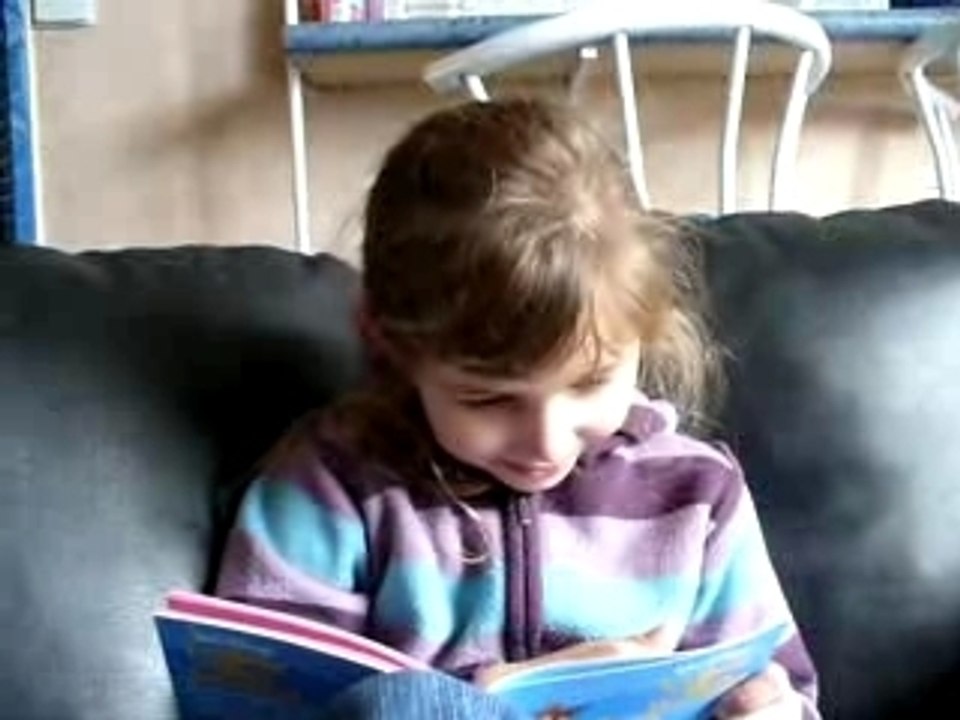 09-01-08 Lucie en pleine lecture 010