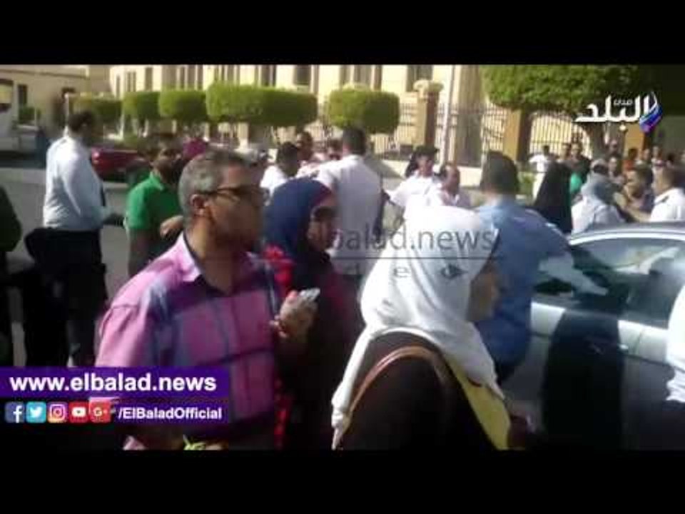صدى البلد |  قطع الطريق أمام محافظة القاهرة من قبل أولياء أمور طلاب المدارس التجريبية
