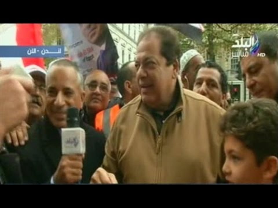 رجل الأعمال محمد ابو العينين يشارك فى مظاهرة "حب الرئيس " أمام مقر الحكومة البريطانية