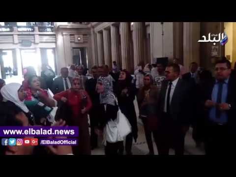 صدى البلد | محامون يهتفون ضد ضريبة القيمة المضافة داخل المحكمة