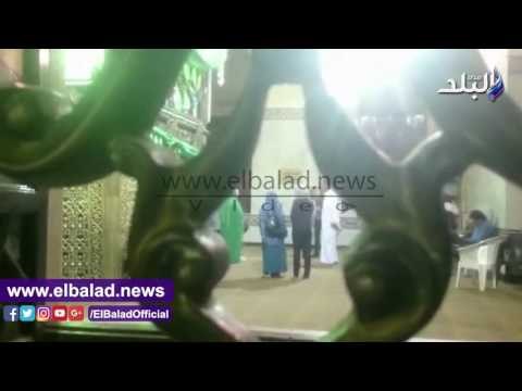 صدى البلد | وكيل الأوقاف بالغربية يقود الفنانة حنان شوقي للطواف حول ضريح السيد البدوي طنطا2