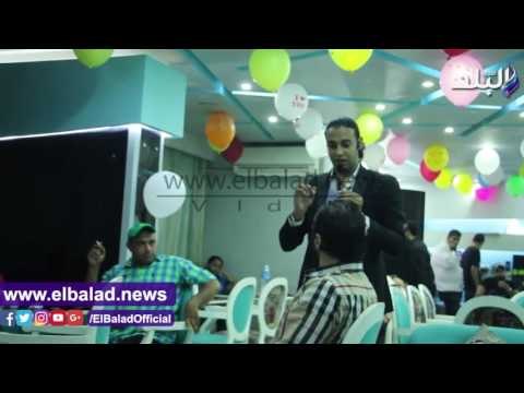 صدى البلد | جمال حمزة يحتفل بعيد ميلاد زوجته بـ ورق الكوتشينة