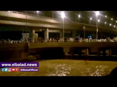 صدى البلد | أهالى قنا يتجمعون فوق كبارى ترعة المعنا لمشاهدة السيول