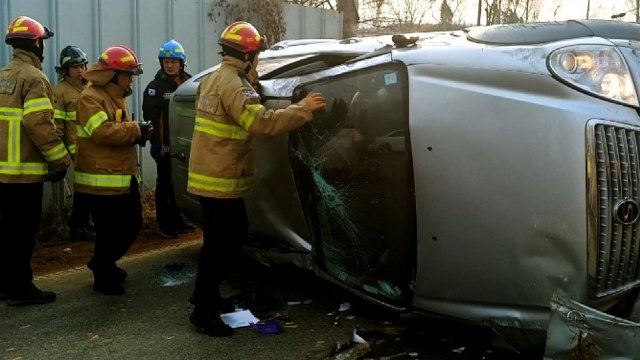 과천서 도로 달리던 SUV-승용차 충돌...2명 다쳐 / YTN