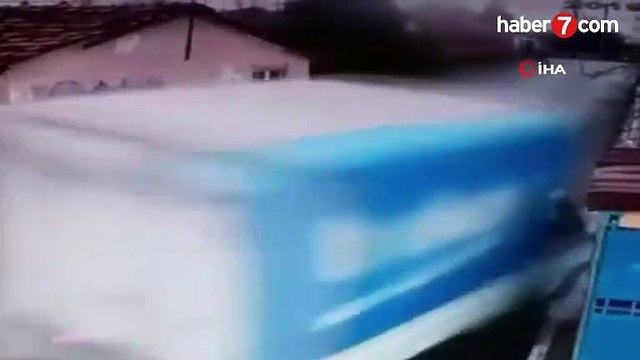 Freni boşalan kamyonet eve böyle daldı - haberler 282