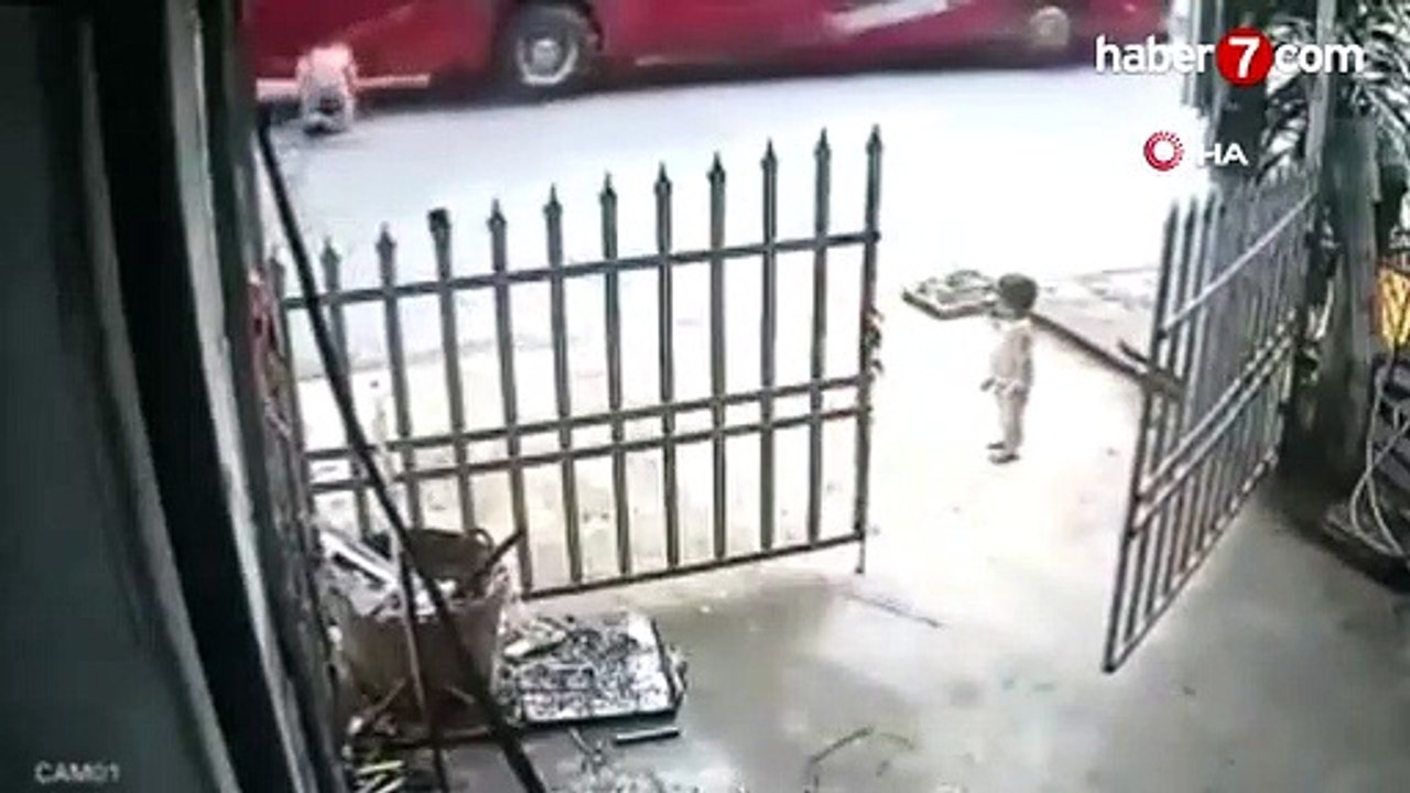 Yola fırlayan çocuk otobüsün altında kaldı -