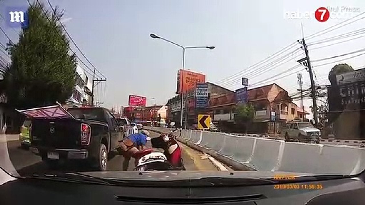 Aracın camını taşla kırınca... Motosikletliye linç girişimi!