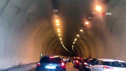 Tünele giren düğün konvoyunun önünü kesip zarf isteyen sürücü büyük tepki topladı