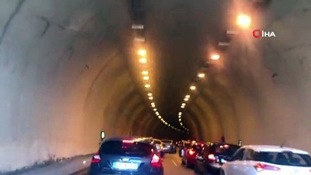 Tünele giren düğün konvoyunun önünü kesip zarf isteyen sürücü büyük tepki topladı