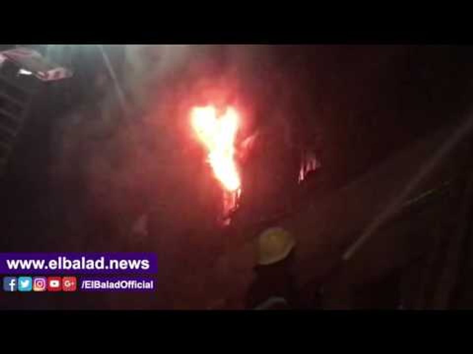 صدى البلد |  الحماية المدنية تدفع بسيارات السلالم الهيدروليكية بحريق الفجالة
