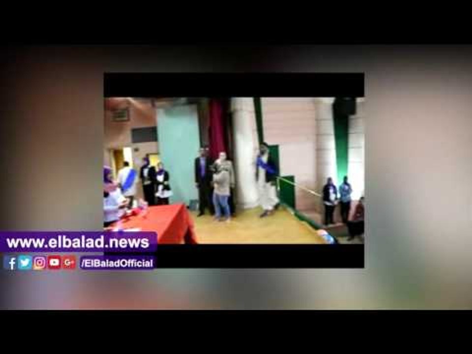 محافظ أسوان يسلم عقود 10 تروسيكل للأسر الأولى ب...