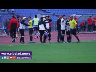 صدى البلد |شاهد.. اقتحام "ملعب" وتعدى بالضرب في مبارة سيراميكا والنصر فى دورى القسم الثانى