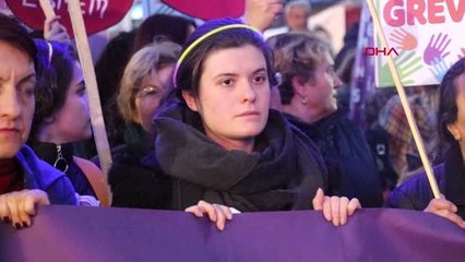 Samsun 8 Mart'ta Yürüyenleri İzledi, 'Ben Çalışmak Zorundayım' Dedi