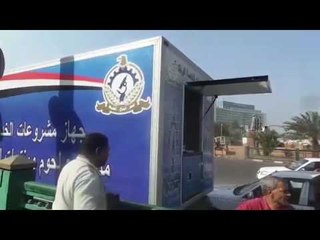 صدى البلد | إقبال على سيارة بيع السلع الغذائية أمام مجمع التحرير