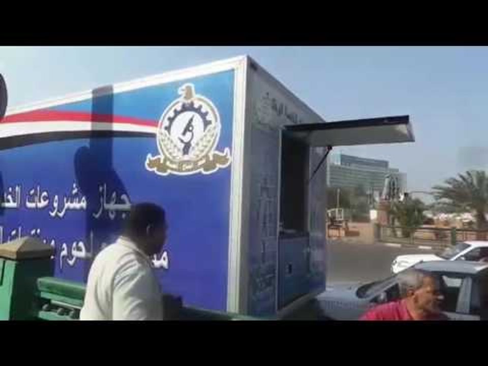 صدى البلد | إقبال على سيارة بيع السلع الغذائية أمام مجمع التحرير