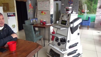 Bu kafede servisi robot eleman yapıyor
