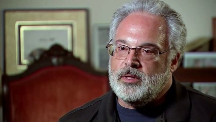 لقطات تحبس الأنفاس لشاحنة تصدم عاملاً فوق إشارة مرور على طريق سريع