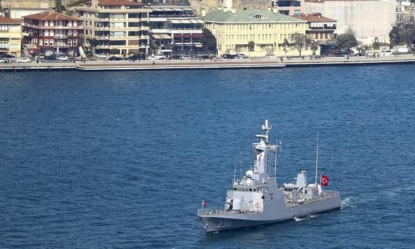 Mavi Vatan tatbikatına katılan savaş gemileri, İstanbul Boğazı'nda